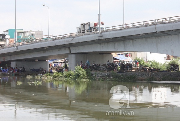 Nắng đầu mùa, người dân tung chăn đệm ra phơi ngợp phố 26