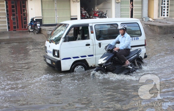 Sau mưa đêm, đường Tân Hóa nước ngập thành sông 3