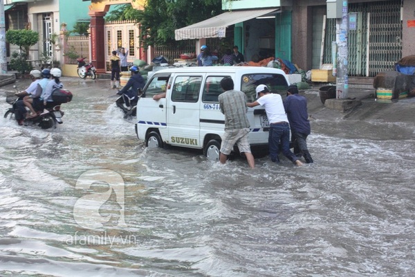Sau mưa đêm, đường Tân Hóa nước ngập thành sông 4