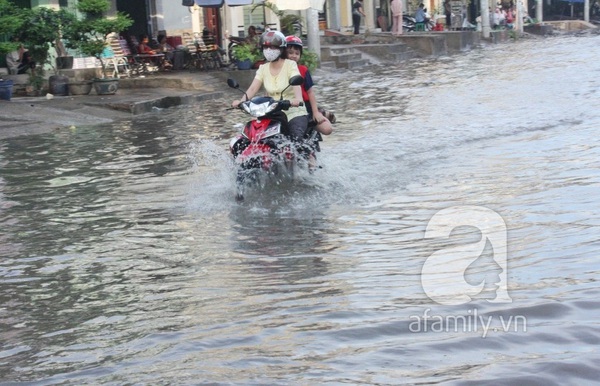 Sau mưa đêm, đường Tân Hóa nước ngập thành sông 10