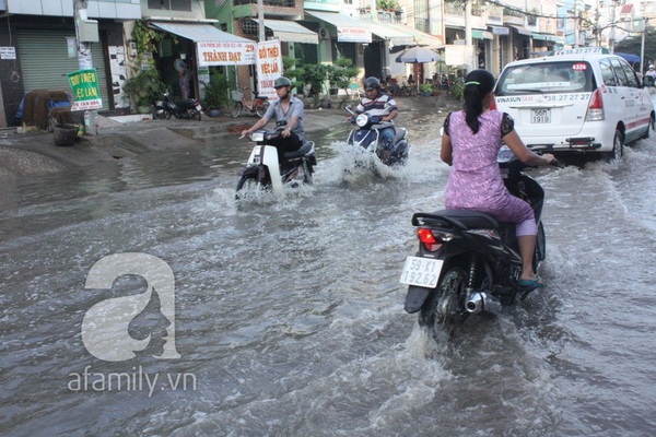 Sau mưa đêm, đường Tân Hóa nước ngập thành sông 12