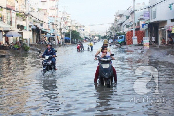 Sau mưa đêm, đường Tân Hóa nước ngập thành sông 13