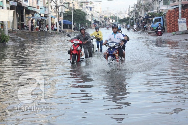 Sau mưa đêm, đường Tân Hóa nước ngập thành sông 14