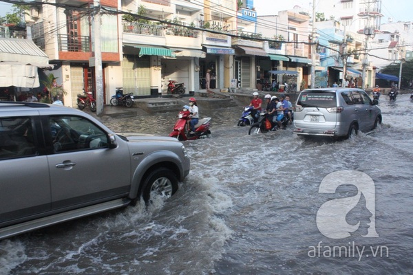 Sau mưa đêm, đường Tân Hóa nước ngập thành sông 15