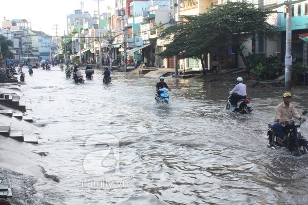 Sau mưa đêm, đường Tân Hóa nước ngập thành sông 16