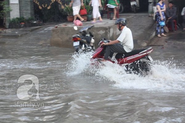Sau mưa đêm, đường Tân Hóa nước ngập thành sông 17