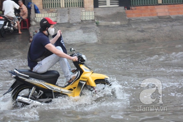 Sau mưa đêm, đường Tân Hóa nước ngập thành sông 18