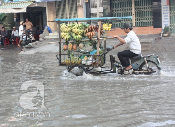 Sau mưa đêm, đường Tân Hóa nước ngập thành sông 19