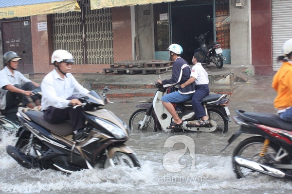 Sau mưa đêm, đường Tân Hóa nước ngập thành sông 20