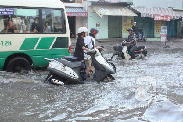 Sau mưa đêm, đường Tân Hóa nước ngập thành sông 21