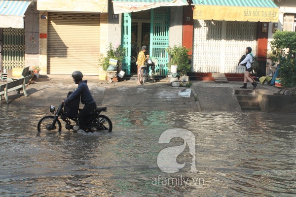Sau mưa đêm, đường Tân Hóa nước ngập thành sông 23