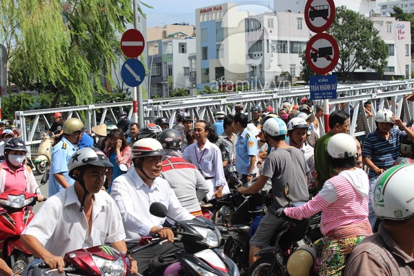 Phát hiện thi thể nam giới nổi trên kênh Nhiêu Lộc 5