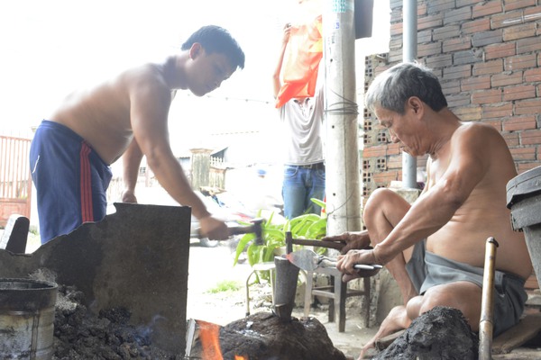 Cận cảnh lò rèn trăm tuổi của người thợ 12 ngón tay tại Đồng Nai 5