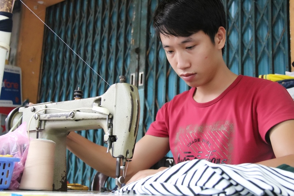 Khởi nghiệp với 2,5 triệu đồng chàng thợ sửa quần áo thành trụ cột gia đình 1