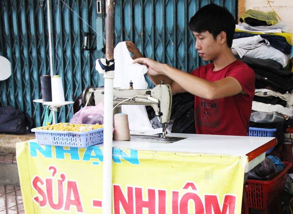 Khởi nghiệp với 2,5 triệu đồng chàng thợ sửa quần áo thành trụ cột gia đình 4