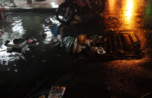 Mưa lớn, người Sài Gòn lội nước cống cùng… rác  13