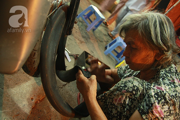 Xót lòng bà cụ 80 tuổi vá xe đêm kiếm sống giữa Sài Gòn 3
