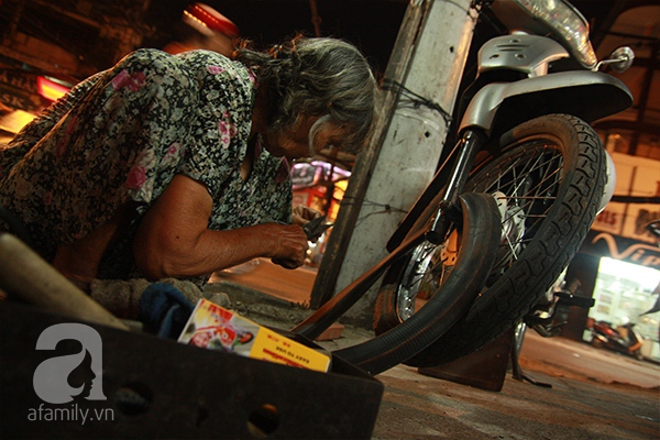 Xót lòng bà cụ 80 tuổi vá xe đêm kiếm sống giữa Sài Gòn 4