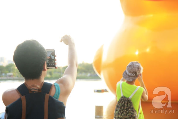 Người dân Sài Gòn phấn khích chụp ảnh cùng chú vịt vàng khổng lồ 4