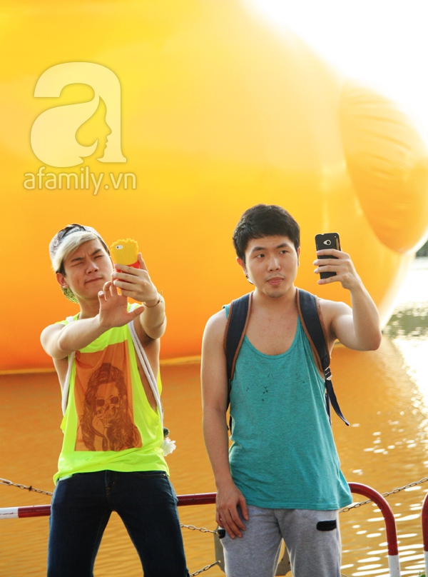 Người dân Sài Gòn phấn khích chụp ảnh cùng chú vịt vàng khổng lồ 6