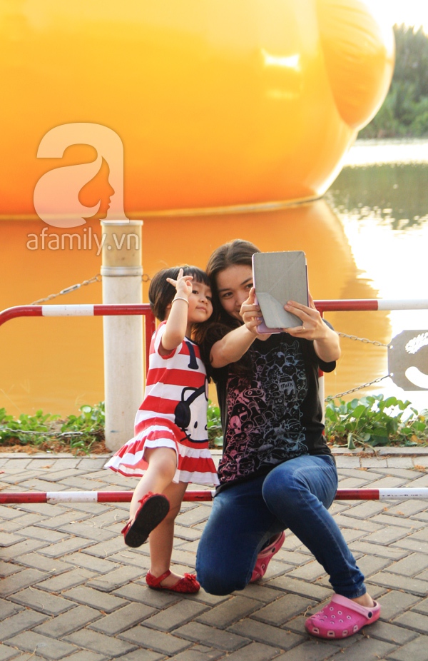 Người dân Sài Gòn phấn khích chụp ảnh cùng chú vịt vàng khổng lồ 7