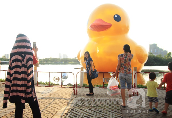 Người dân Sài Gòn phấn khích chụp ảnh cùng chú vịt vàng khổng lồ 10
