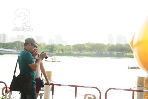 Người dân Sài Gòn phấn khích chụp ảnh cùng chú vịt vàng khổng lồ 11