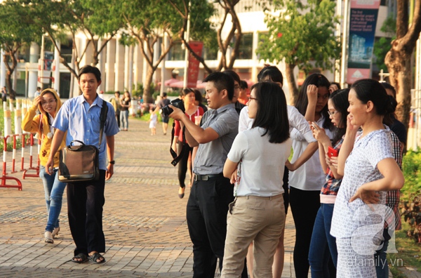 Người dân Sài Gòn phấn khích chụp ảnh cùng chú vịt vàng khổng lồ 12