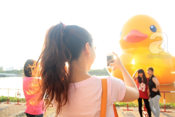 Người dân Sài Gòn phấn khích chụp ảnh cùng chú vịt vàng khổng lồ 15