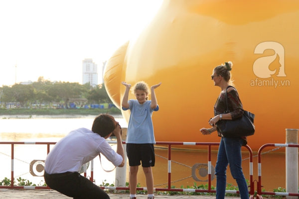 Người dân Sài Gòn phấn khích chụp ảnh cùng chú vịt vàng khổng lồ 5