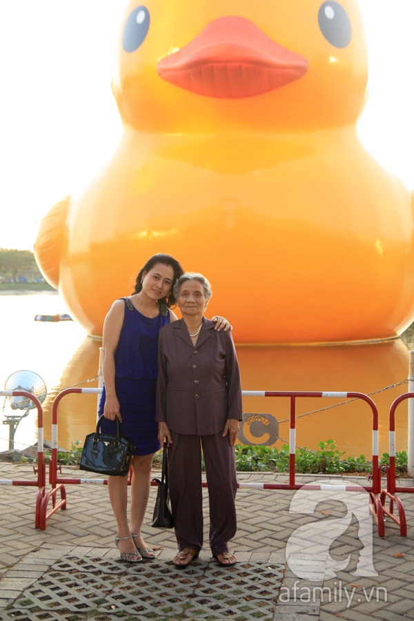 Người dân Sài Gòn phấn khích chụp ảnh cùng chú vịt vàng khổng lồ 17