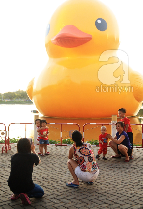 Người dân Sài Gòn phấn khích chụp ảnh cùng chú vịt vàng khổng lồ 9
