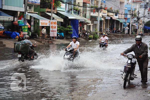 Ngày nghỉ lễ đầu tiên: Sài Gòn mưa lớn, đường phố lại ngập nặng 2