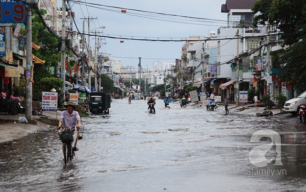 Ngày nghỉ lễ đầu tiên: Sài Gòn mưa lớn, đường phố lại ngập nặng 1