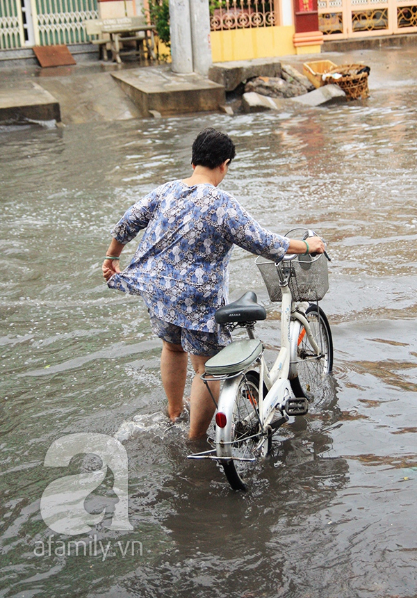 Ngày nghỉ lễ đầu tiên: Sài Gòn mưa lớn, đường phố lại ngập nặng 4