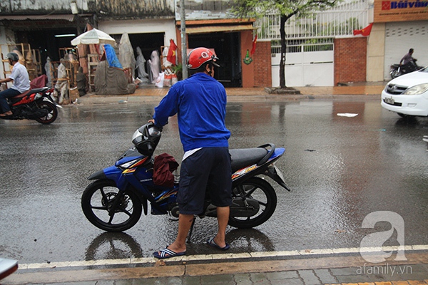 Ngày nghỉ lễ đầu tiên: Sài Gòn mưa lớn, đường phố lại ngập nặng 5