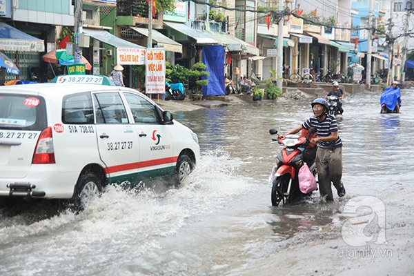 Ngày nghỉ lễ đầu tiên: Sài Gòn mưa lớn, đường phố lại ngập nặng 3
