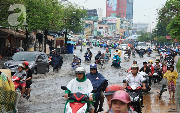 Ngày nghỉ lễ đầu tiên: Sài Gòn mưa lớn, đường phố lại ngập nặng 6