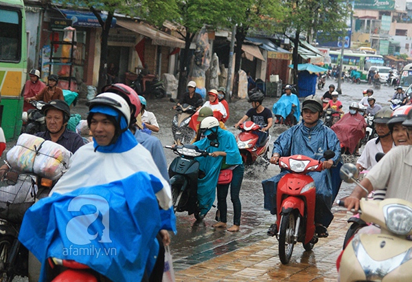 Ngày nghỉ lễ đầu tiên: Sài Gòn mưa lớn, đường phố lại ngập nặng 7