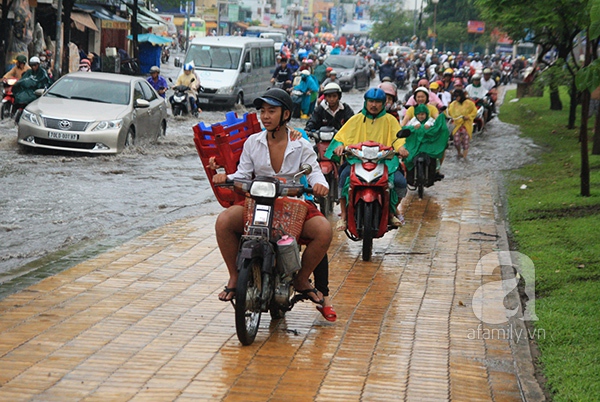 Ngày nghỉ lễ đầu tiên: Sài Gòn mưa lớn, đường phố lại ngập nặng 8