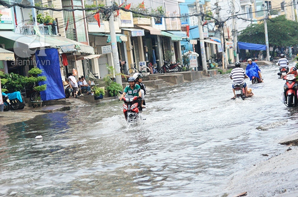 Ngày nghỉ lễ đầu tiên: Sài Gòn mưa lớn, đường phố lại ngập nặng 9
