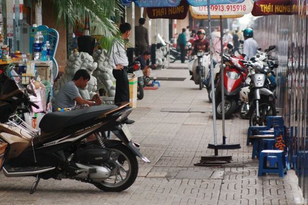 "Đóng" đường Nguyễn Huệ: Tiểu thương ngao ngán nhìn rào chắn 8