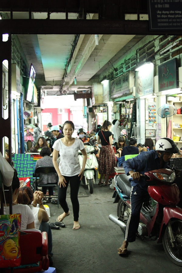 Hẻm nail sôi động nhất Sài Gòn, 4 mét vuông 10 người chen chúc 1