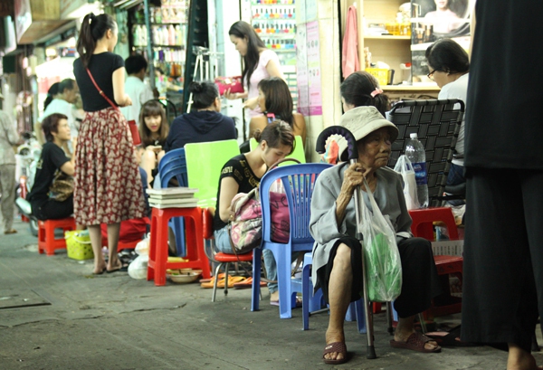 Hẻm nail sôi động nhất Sài Gòn, 4 mét vuông 10 người chen chúc 6