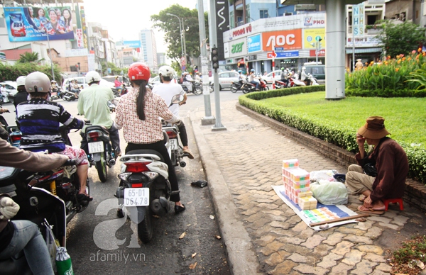 Sự thật nhức nhối phía sau những ông bà cụ bán tăm bông ở Sài Gòn 4