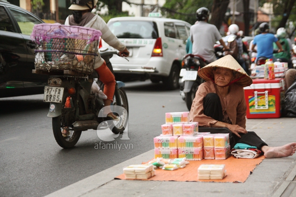 Sự thật nhức nhối phía sau những ông bà cụ bán tăm bông ở Sài Gòn 1