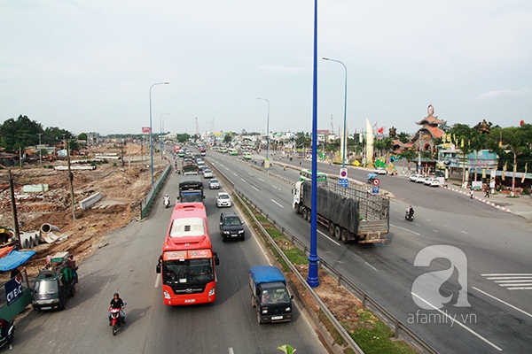 Nóng như đổ lửa, người lớn và trẻ em cởi trần trong các khu vui chơi 1