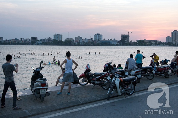 Nắng nóng, người dân 