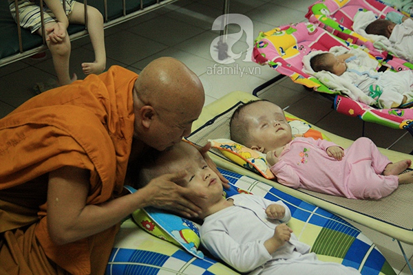 Rớt nước mắt trước số phận của những em bé khuyết tật bị bỏ rơi tại chùa 25