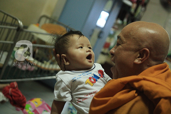 Rớt nước mắt trước số phận của những em bé khuyết tật bị bỏ rơi tại chùa 28